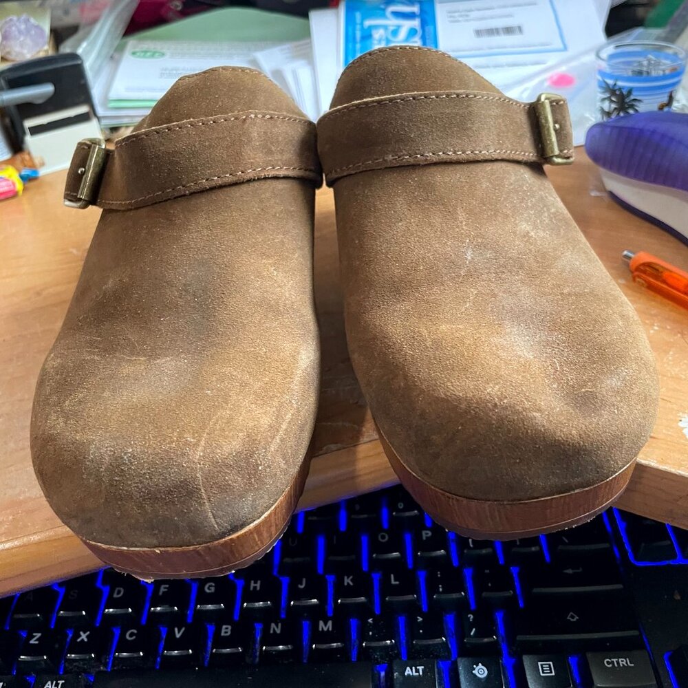 WHITE MOUNTAIN BROWN SUEDE CLOGS SIZE 9 VERY GOOD CONDITION